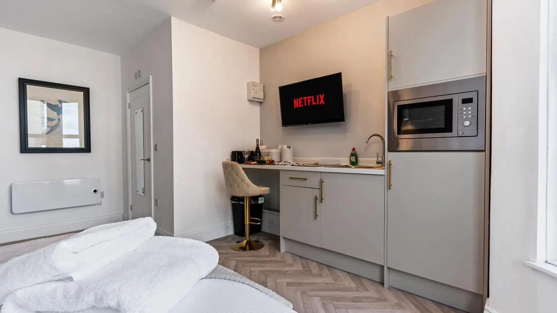 Bowles Aparthotel By Yoko Property 레드카 4*,  영국